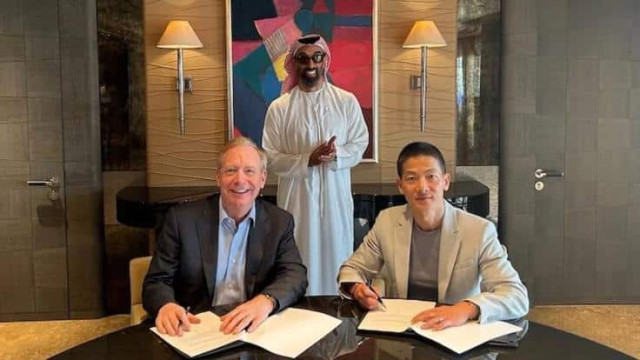Microsoft president Brad Smith and G42 CEO Peng Xiao (right) sign the $1.5bn AI investment deal in the presence of G42 chairman Sheikh Tahnoon bin Zayed Al Nahyan